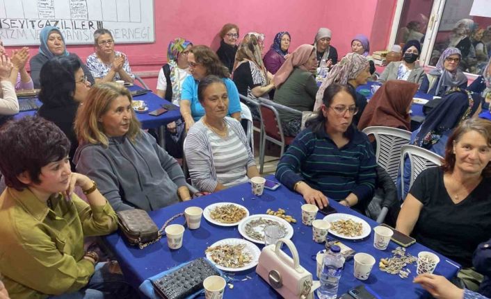 Her ay 2 gün erkekler eve kadınlar lokale gidiyor