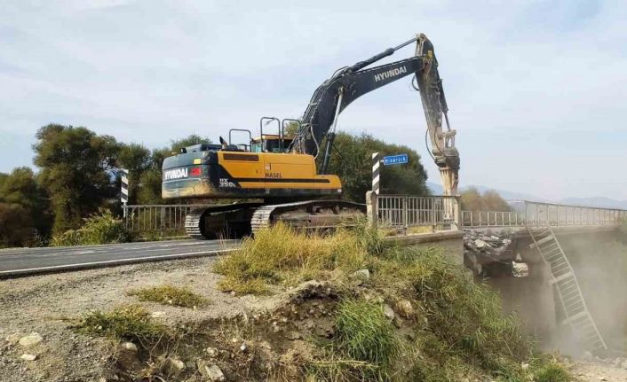 Hisarcık’ta 70 yıllık köprünün yıkımına başlandı