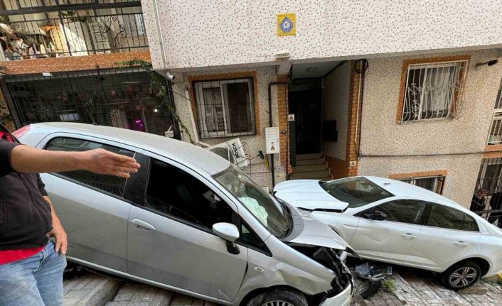 Hızla sokağa giren otomobil ortalığı yıkıp geçti