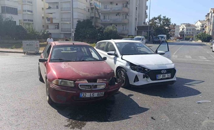 İki otomobil çarpıştı, fenalaşan sürücü hastaneye kaldırıldı