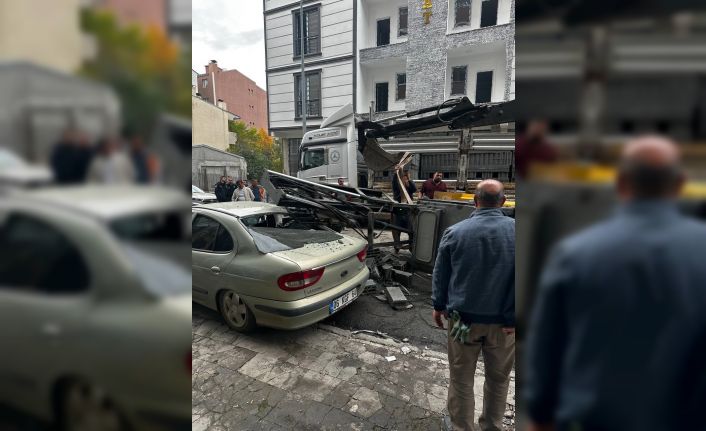 İnşaata Forklift tuğlaları taşırken otomobilin üzerine devrildi