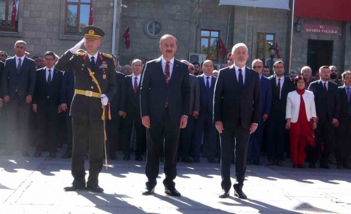 Isparta’da Cumhuriyet Bayramı kutlamaları çelenk töreniyle başladı