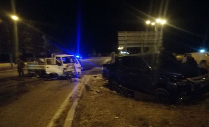 Isparta’da kamyonet ile hafif ticari araç çarpıştı: 1 yaralı