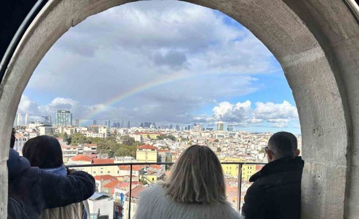 İstanbul’da gökkuşağı sürprizi: Turistler o anları görüntüledi