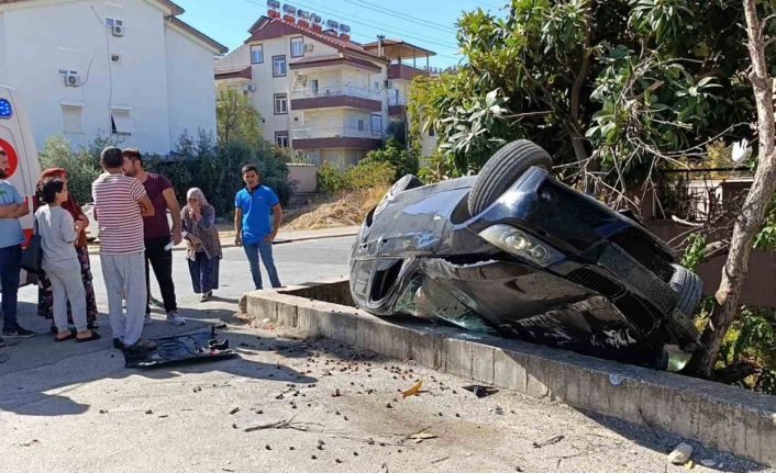 İstinat duvarına çarptı, bahçeye uçup ters döndü