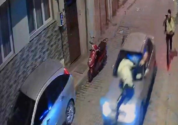 İzmir’de dur ihtarına uymayan sürücü, polisi kaputta götürdü