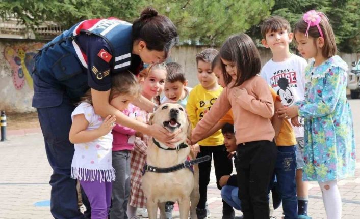 Jandarma çocukları bilgilendirdi