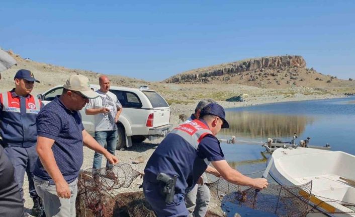 Jandarma kaçak ağ operasyonunda bin metre ağı imha etti