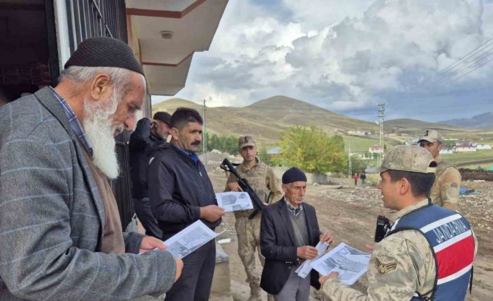 Jandarma köylerde dolandırıcılık konusunda vatandaşları bilgilendiriyor