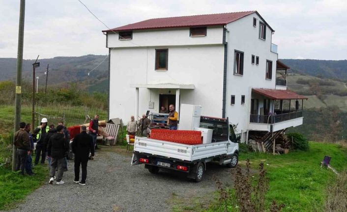 Kaçak villaya yıkım kararı: Eşyalar tahliye edilmeye başlandı