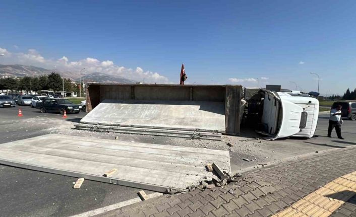 Kahramanmaraş’ta beton duvar blokları taşıyan tır yan yattı