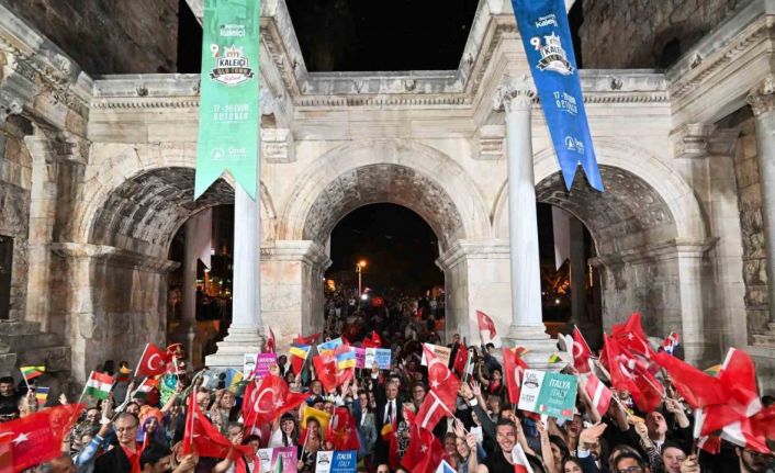 Kaleiçi Old Town Festivali geleneksel korteji Antalya sokaklarını renklendirdi