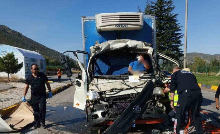 Kamyonet çekiciye bağlı olan yarı römorka çarptı: 1 yaralı