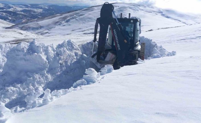 Kar yağınca yaylada mahsur kalan vatandaşlar kurtarıldı