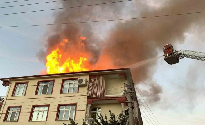 Karaman’da binanın çatısı alev topuna döndü, mahalleli sokağa döküldü