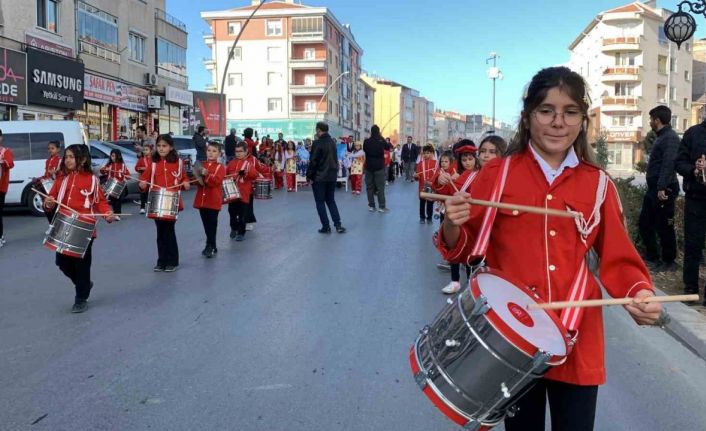 Karaman’da ilkokul öğrencilerinin bando gösterisi büyük beğeni topladı