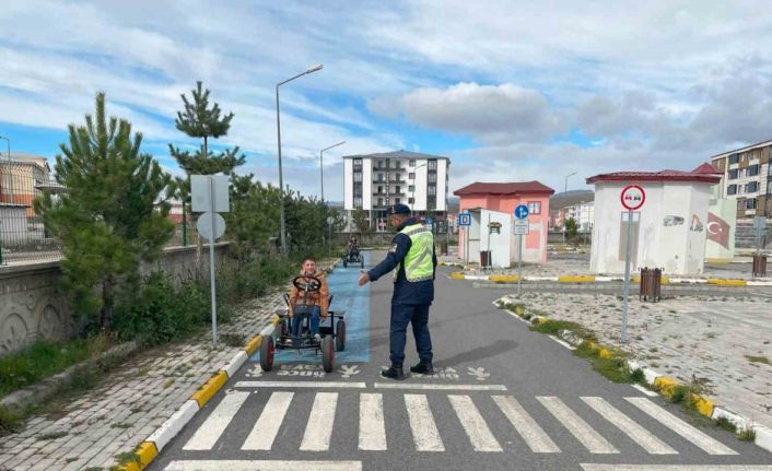 Kars’ta Jandarma Trafik Eğitim Parkı’nda öğrencilere eğitim verdi