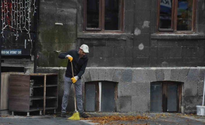 Kars’ta temizlik işçilerinin yaprak mesaisi başladı