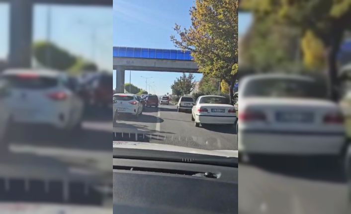 Kaza nedeniyle tıkanan yol, polis ekiplerine ’fermuar yöntemi’ ile açıldı