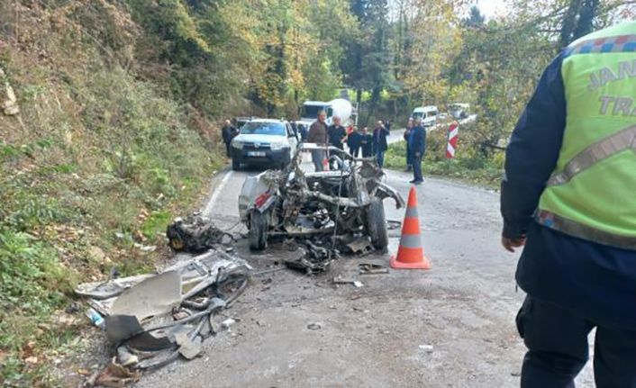 Kaza yapan Fiat Tofaş kağıt gibi dağıldı: 3 yaralı