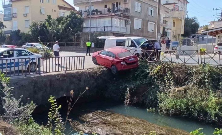 Kaza yapan İrlandalı sürücünün otomobili sulama kanalında asılı kaldı