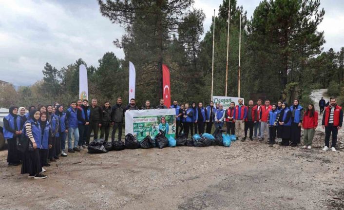 Kent ormanını gönüllüler temizledi