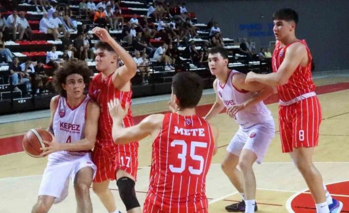 Kepez basketbol takımı, geriye düştüğü maçı farklı kazandı