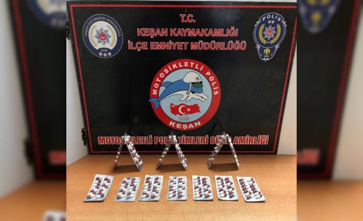 Keşan’da araçta yapılan kontrolde 182 sentetik ecza ele geçirildi