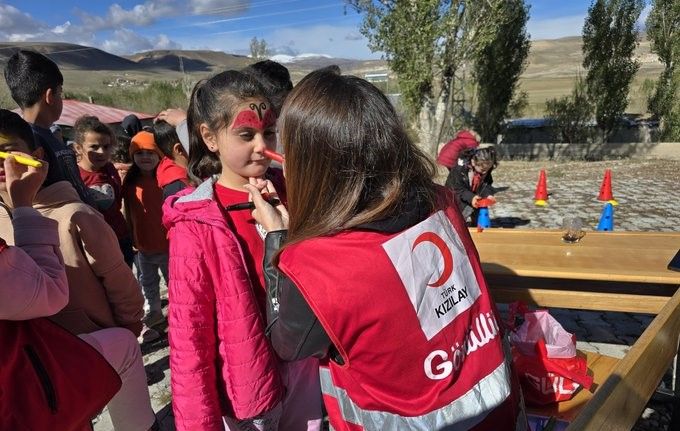 Kızılay’dan miniklere sürpriz