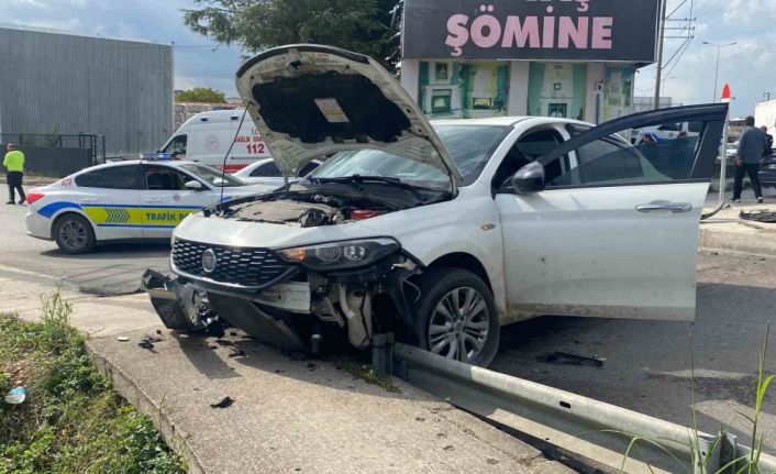 Kocaeli’de otomobil kaldırıma çıktı: 1’i bebek 3 yaralı