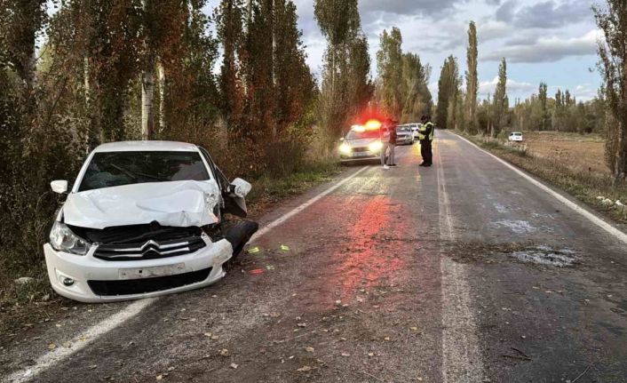 Kontrolden çıkan otomobil ağaca çarptı: 4 yaralı