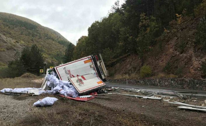 Kontrolden çıkan plastik boru yüklü tır yola devrildi