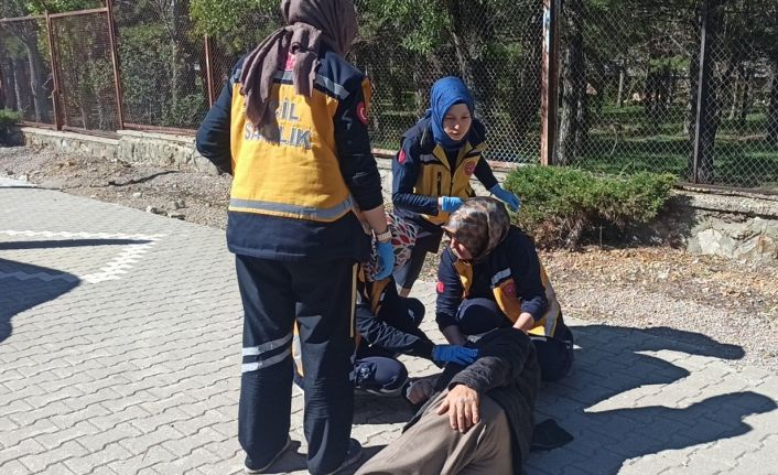 Konya’da kaldırıma çarpan motosiklet devrildi: 2 yaralı