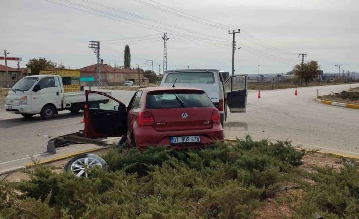 Konya’da otomobil ile minibüs çarpıştı: 2 yaralı