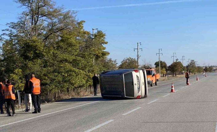 Konya’da sürücüsü uyuyan minibüs devrildi