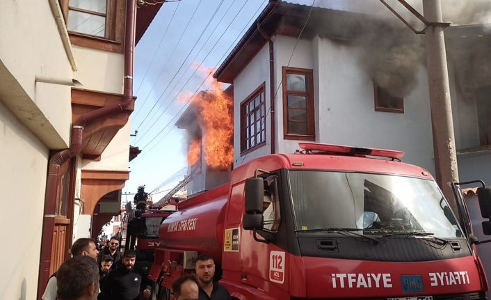 Konya’da tarihi evlerin bulunduğu sokaktaki yangın korkuttu