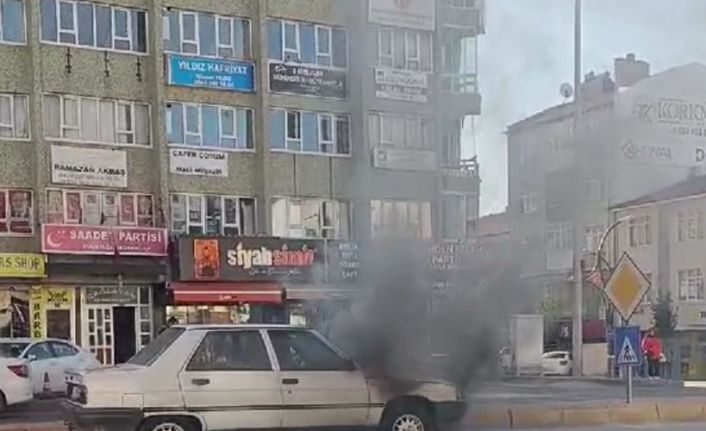 Konya’da trafik ışıklarında bekleyen otomobilde yangın