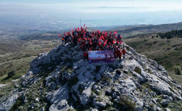 Kösedağ’ın zirvesine dev Türk bayrağı