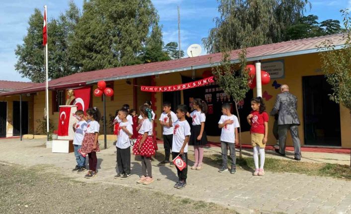 Köy okulundaki çocukların Cumhuriyet Bayramı coşkusu