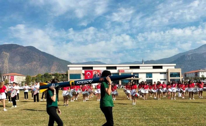 Köyceğiz Fen Lisesi cumhuriyet kutlamalarına ikincilik aldıkları roketle katıldı