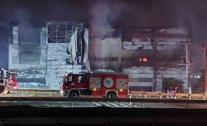 Kozmetik fabrikasındaki yangın 3 saat sonra kontrol altına alındı