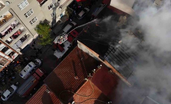 Küçükçekmece’de korkutan çatı yangını: O anlar kamerada