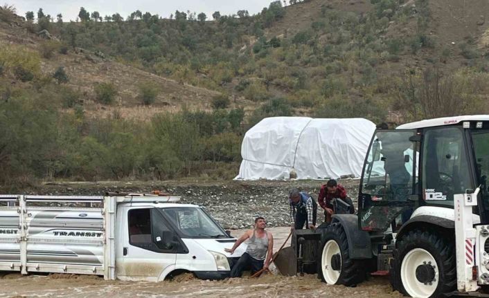 Kulp’ta aşırı yağış sonucu mahsur kalan şoför kurtarıldı