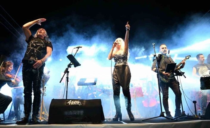 Kuşadası Sokak Festivali düzenlenen konserler ile şenlendi