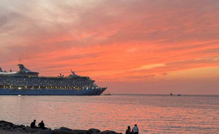 Kuşadası’nda gün batımı doğal bir görsel şölen sunuyor