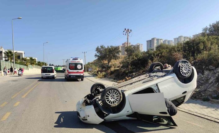 Kuşadası’nda takla atıp, ters dönen otomobildeki sürücü yaralandı