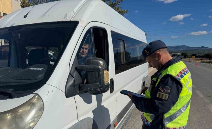 Kütahya Jandarma Trafik Timleri, yük ve yolcu taşıyan araçları denetlendi