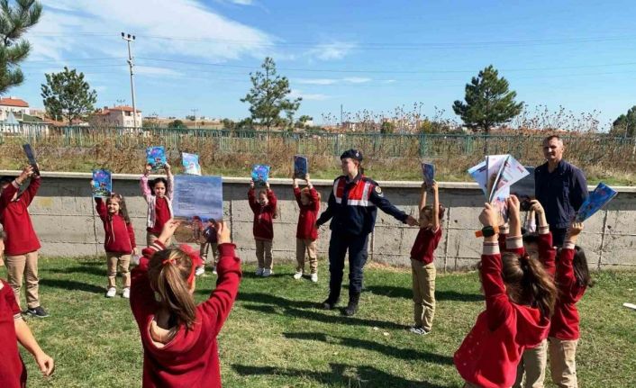 Kütahya’da jandarmadan “Dünya Kız Çocukları Günü” etkinlikleri