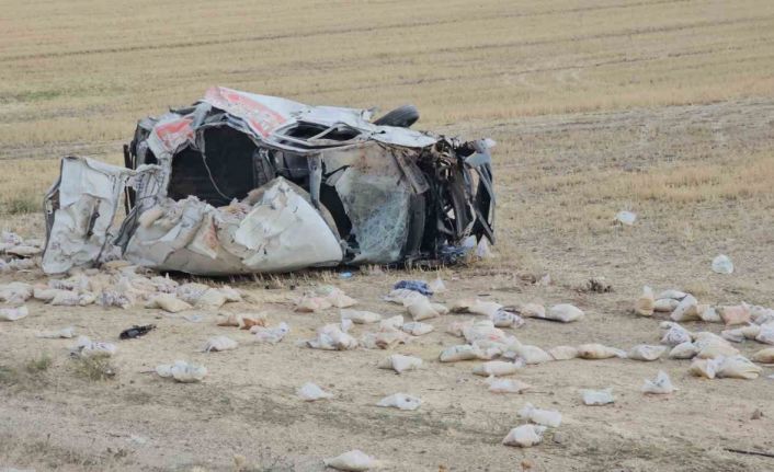 Lastiği patlayan minibüs şarampole devrildi: 2 yaralı