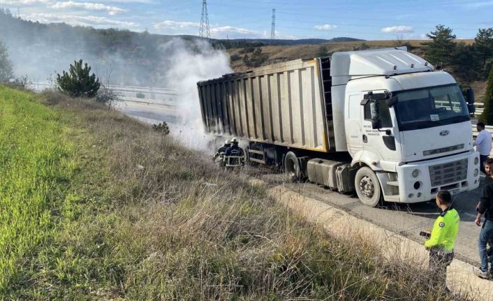 Lastikleri alevlere teslim olan dorseyi küle dönmekten itfaiye kurtardı